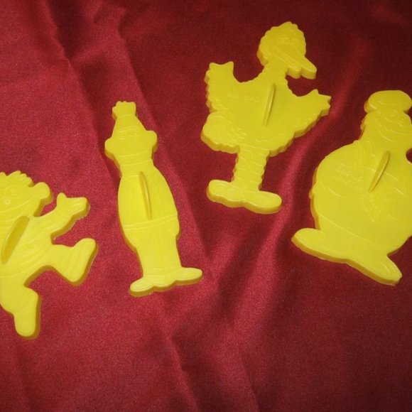 VINTAGE 1988 WILTON SET OF 4 SESAME STREET YELLOW PLASTIC COOKIE CUTTERS - Picture 3 of 11